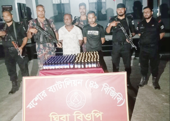 বেনাপোলে র‍্যাব ও বিজিবি’র যৌথ অভিযানে ফেনসিডিলসহ আটক-২