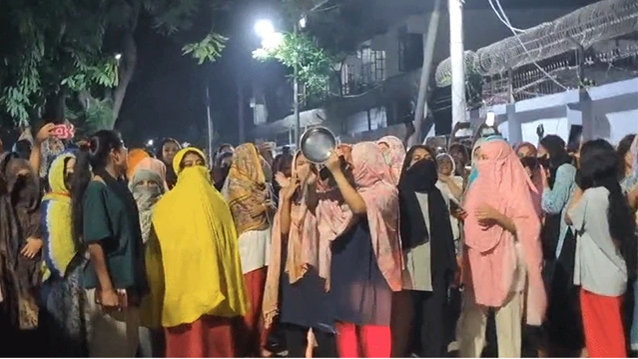 ইডেনে মাঝরাতে ছাত্রীদের বিক্ষোভ, দাবী রাজনীতিমুক্ত ক্যাম্পাস