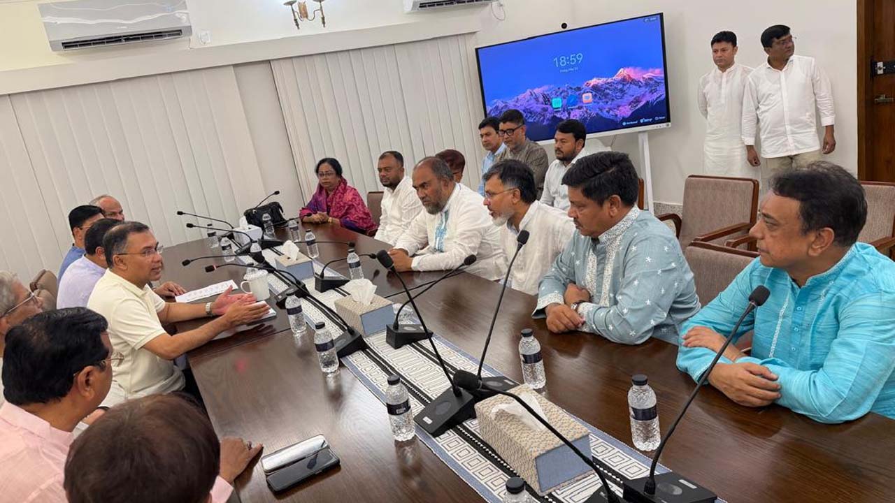 পরিচ্ছন্নতাকর্মীদের ঈদ বোনাস চেক প্রদান প্রধানমন্ত্রীর