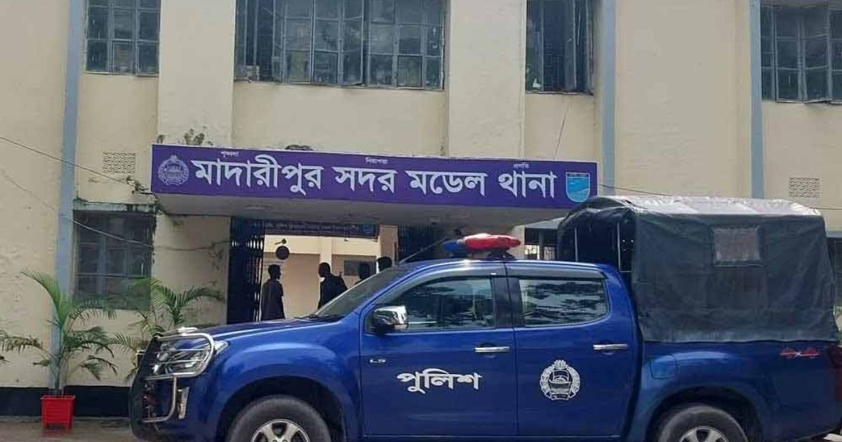 মাদারীপুরে আত্মীয়ের বাসা থেকে একই পরিবারের তিনজনের মরদেহ উদ্ধার করেছে পুলিশ
