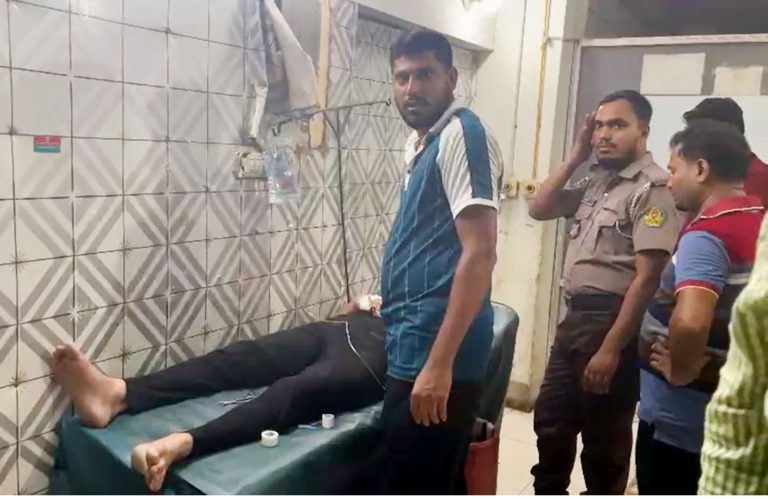 খুলনায় গুলিবিদ্ধ যুবক খুলনা মেডিকেলে ভর্তি 