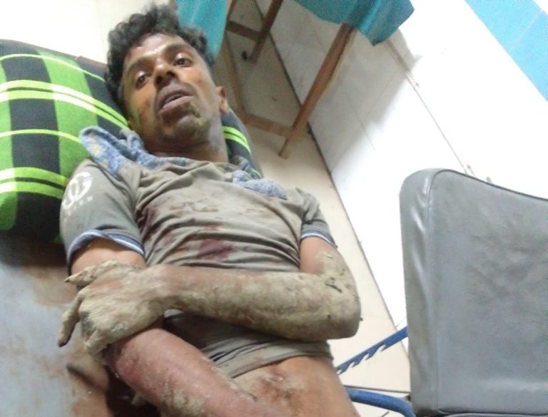 খুলনায় এক যুবককে কুপিয়ে জখম