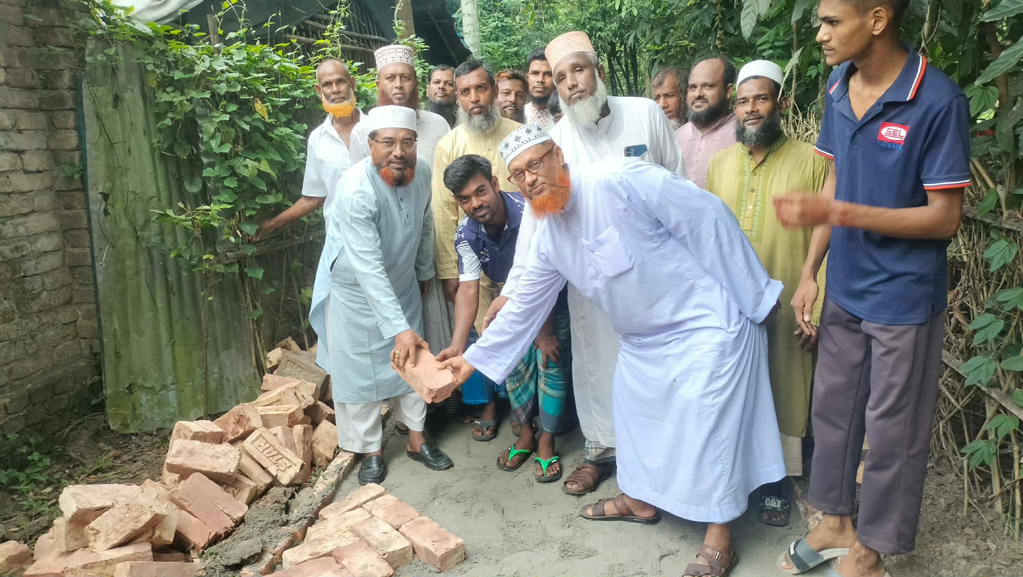 কালিগঞ্জের দক্ষিণ শ্রীপুরে ইট সোলিং রাস্তার নির্মাণকাজ উদ্বোধন
