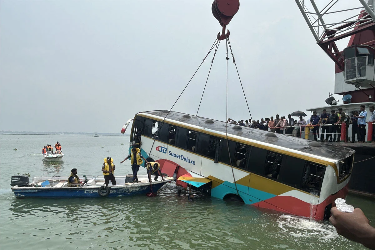 আবারও দৌলতদিয়া ঘাটে বাস পড়ে গেল পদ্মায়