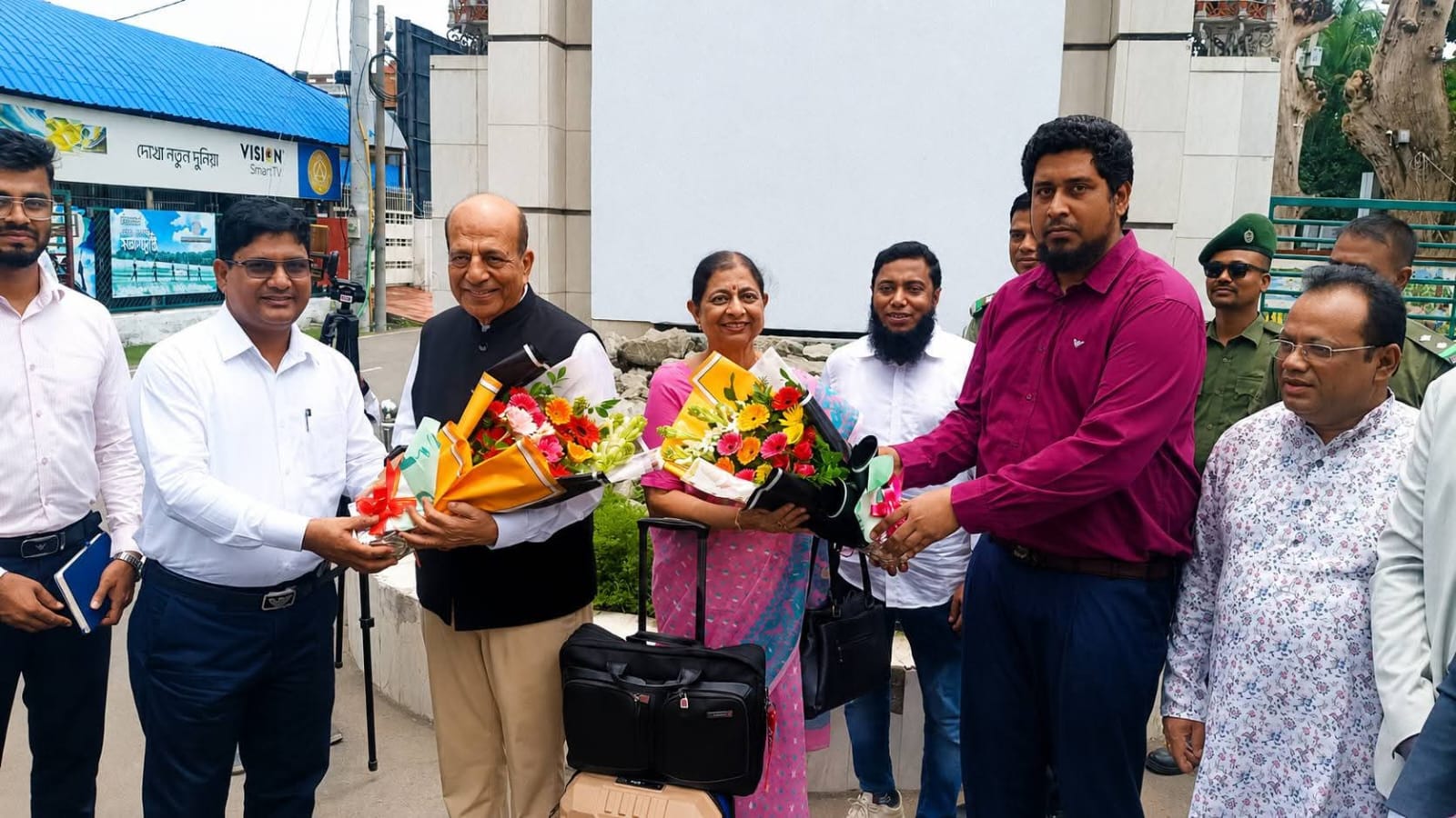 ভারতীয় হাই কমিশনার বাংলাদেশে নিযুক্ত দীনেশ ত্রিবেদী বেনাপোল চেকপোস্ট পরিদর্শন শেষে ঢাকার উদ্দেশ্যে রওনা