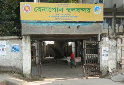 বেনাপোল বন্দরের টিটিআই মাঠের স্কেলে ভারতীয় খালী ট্রাক থেকে ঘুষ আদায়ের অভিযোগ