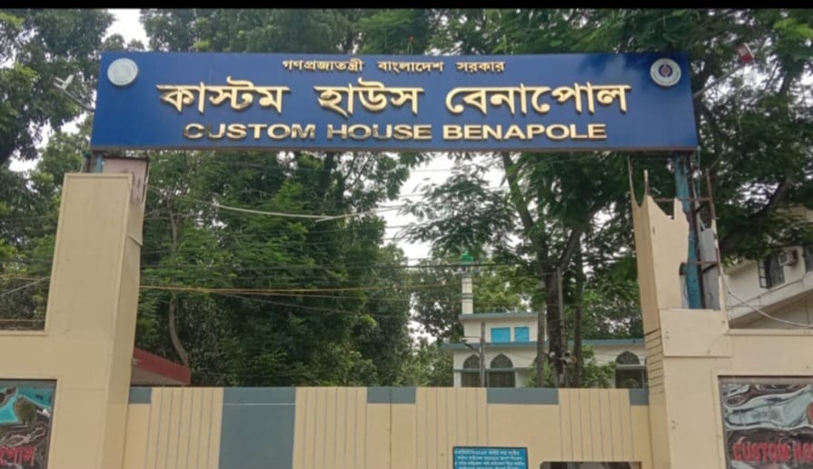 প্রধানমন্ত্রীর ত্রাণ পাঠানোর নাম করে পণ্য পাচারের মূলহোতা সিপাই কামাল শিকদার ও নাইটগার্ড আরিফ ধরাছোঁয়ার বাইরে