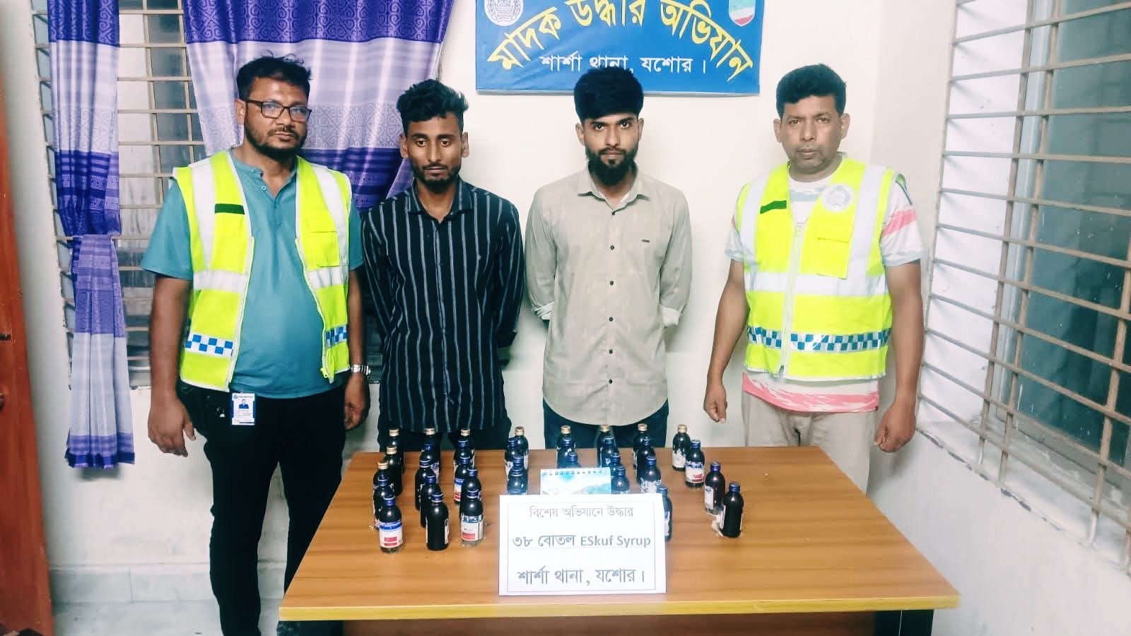 শার্শার কাশিপুর সীমান্তে মাদকসহ দুই যুবক আটক