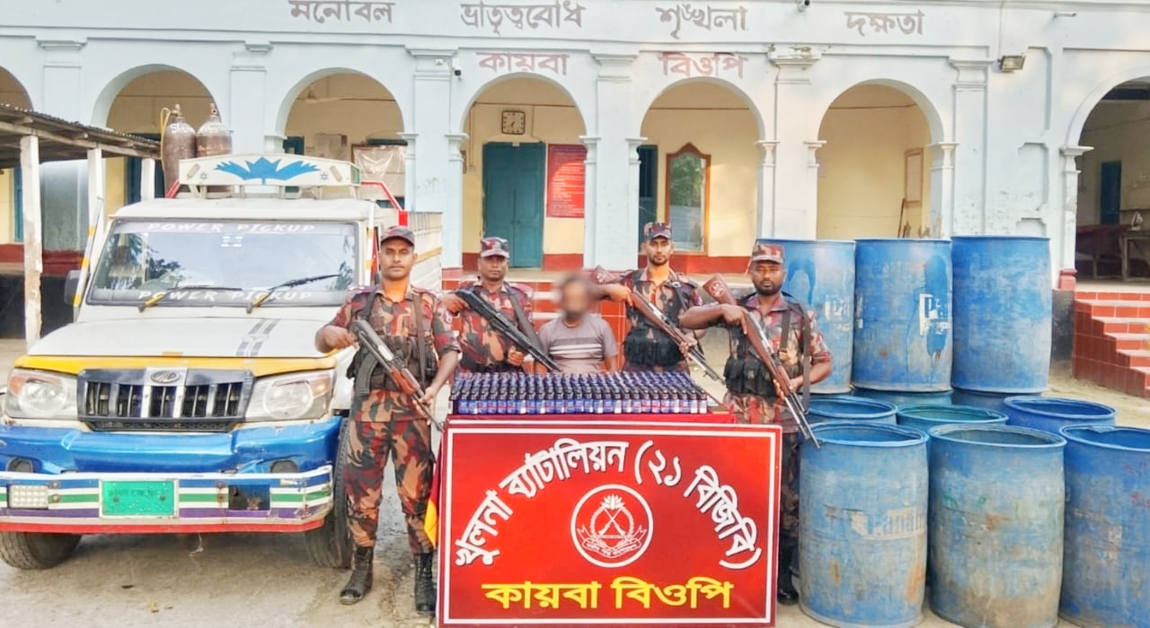 পিকআপে মিললো ৩৮৯ বোতল নেশাজাতীয় সিরাপ, আটক-১