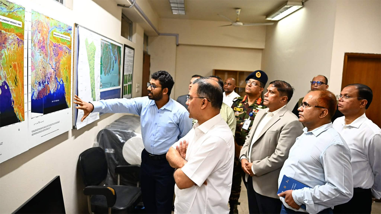মহাকাশ গবেষণা প্রতিষ্ঠান ‘স্পারসো’ আকস্মিক পরিদর্শন প্রধানমন্ত্রীর