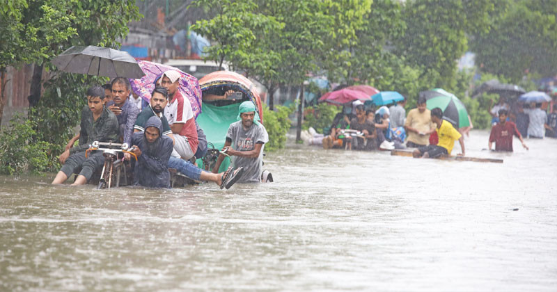 রাজধানীর রাস্তাঘাট এখন পানির নিচে