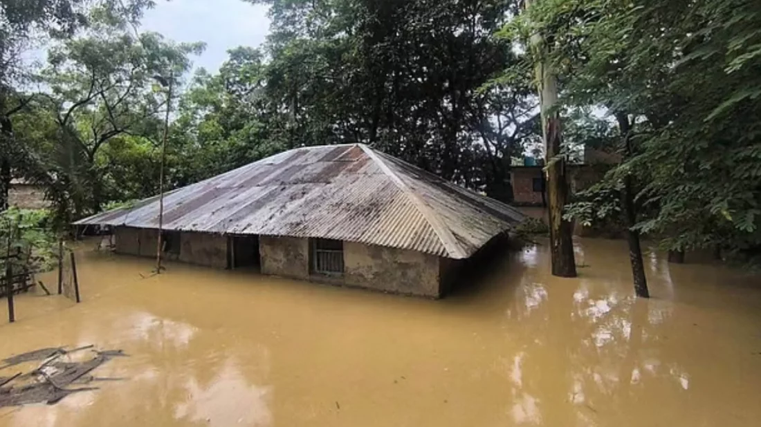 উজানের ঢল ও ভারি বৃষ্টিপাতে বন্যা পরিস্থিতি তীব্র থেকে তীব্রতর হচ্ছে