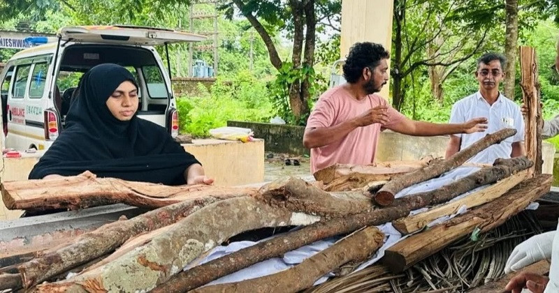 স্ত্রী-সন্তানের ছুড়ে ফেলা আরএসএস কর্মী নারায়ণের ‘শেষকৃত্য’ করলেন মুসলিম লীগ নেত্রী ইরফানা ইকবাল