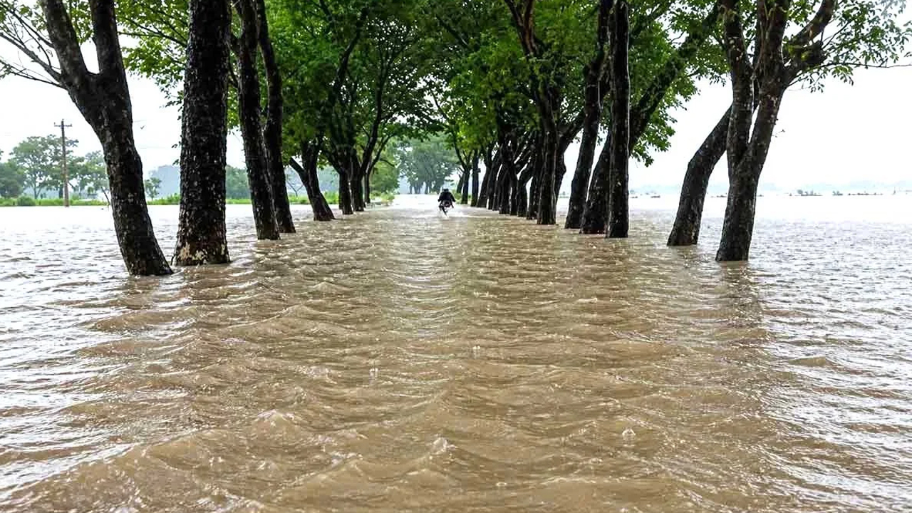 দেশের পাঁচ নদীর পানি বিপৎসীমার ওপরে 