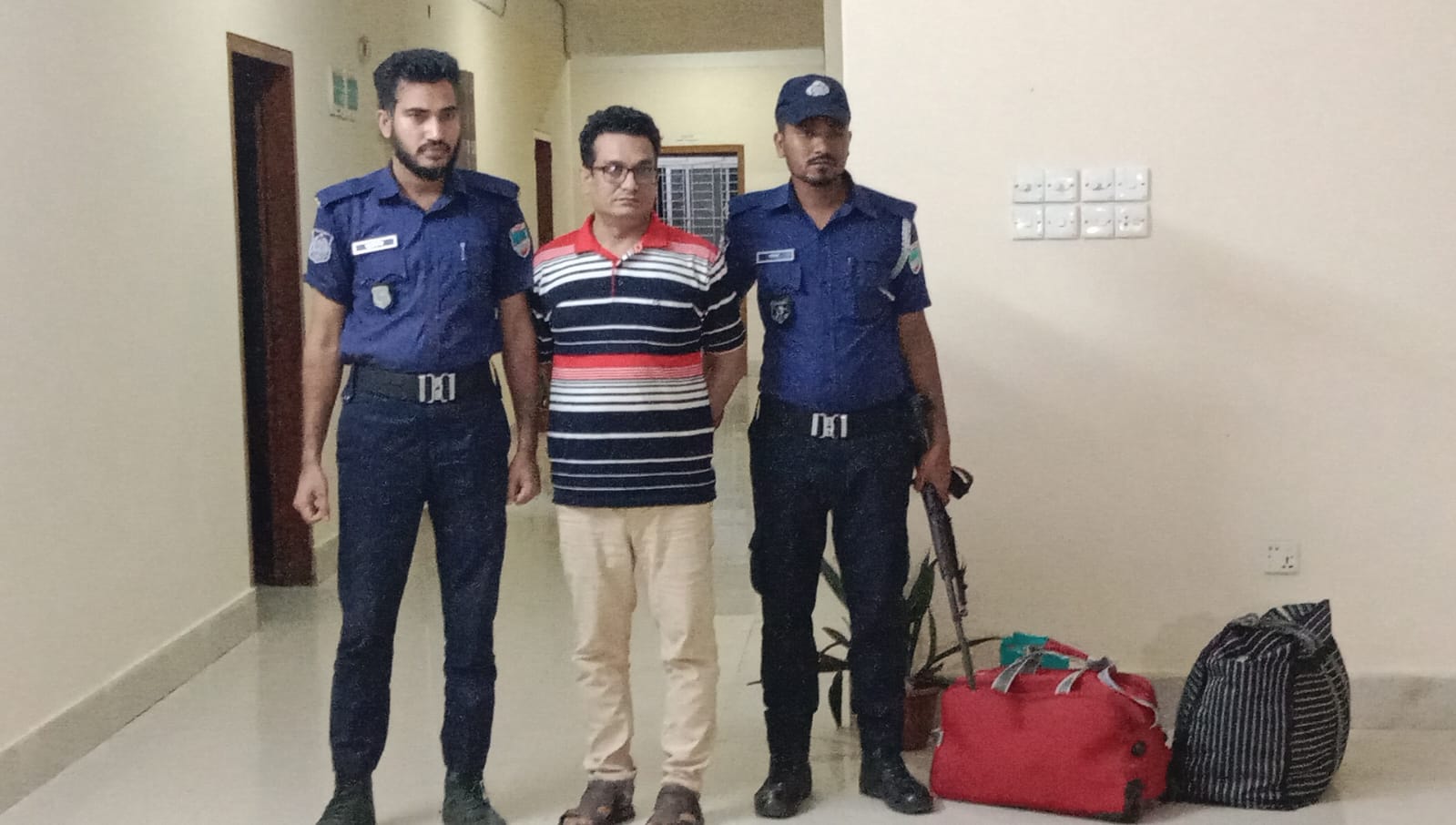 ভারতে যাওয়ার সময় বেনাপোলে স্বেচ্ছাসেবক লীগ নেতা আটক