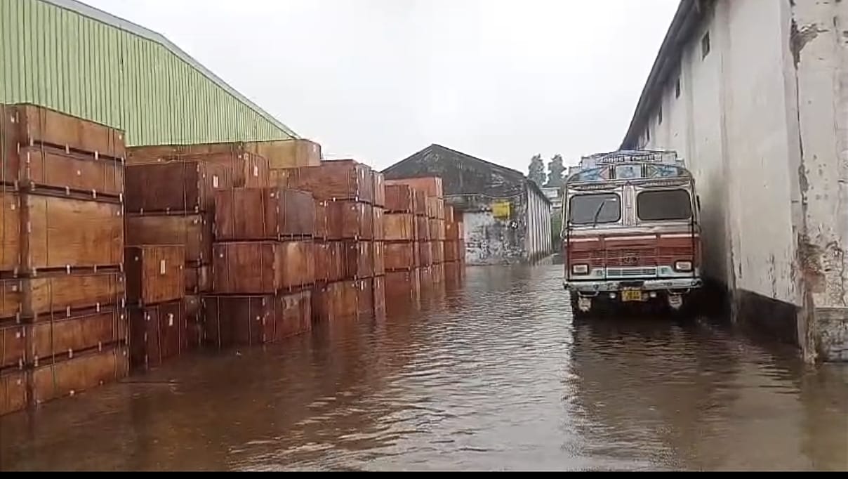 টানা বর্ষনে বেনাপোল বন্দর পানিতে তলিয়েছে কোটি কোটি টাকার আমদানিকৃত পন্য