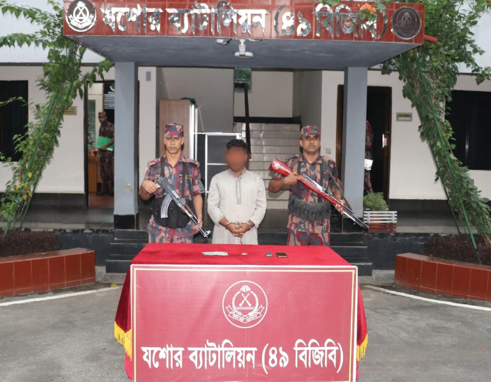 যশোর-নড়াইল মহাসড়কের ব্রিজের ওপর থেকে স্বর্ণের বারসহ ১ জনকে আটক করেছে বিজিবি