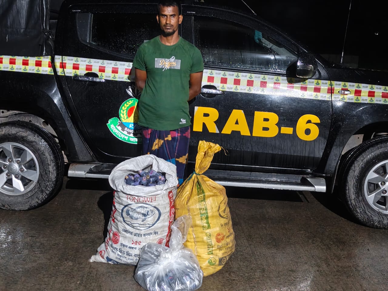 কালীগঞ্জে র‍্যাবের অভিযানে উইনকেরেক্স সিরাপসহ মাদক ব্যবসায়ী আটক