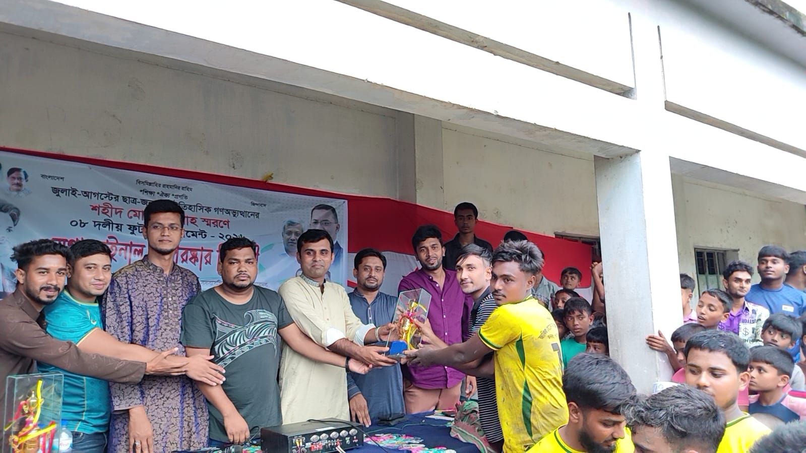 শার্শায় শহীদ আব্দুল্লাহ স্মরণে ৮ দলীয় ফুটবল টুর্নামেন্টের ফাইনাল ও পুরষ্কার বিতরণ