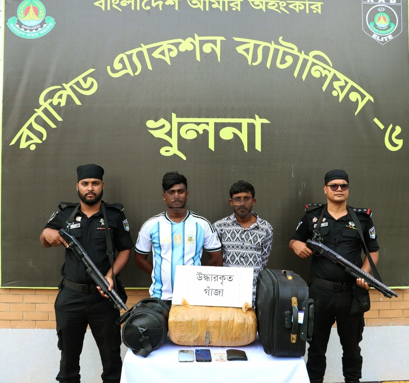 খুলনায় র‍্যাবের অভিযানে ১০কেজি গাঁজা জব্দ, দুই কারবারী আটক
