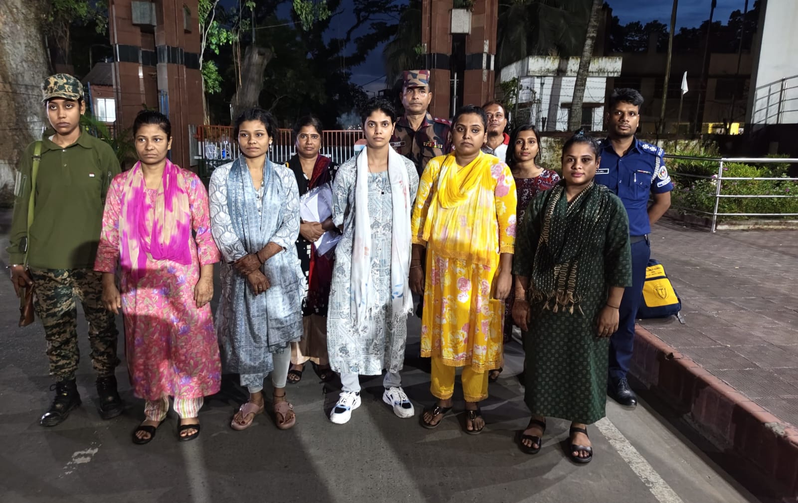 ভারতের আটক ৫ বাংলাদেশী নারীকে বেনাপোল দিয়ে হস্তান্তর
