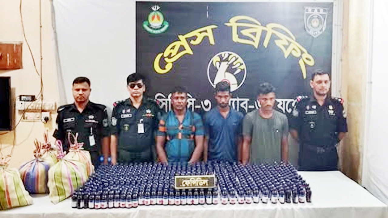 শার্শার ডিহিতে বিপুল পরিমাণ মাদক জব্দ, তিন মাদক কারবারী আটক