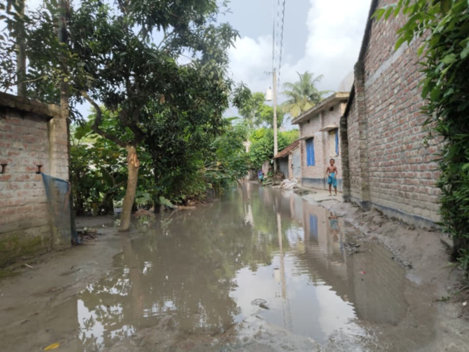 ঝিকরগাছার শংকরপুর ইউনিয়নের বকুলিয়া গ্রামে রাস্তার উপর হাটুপানি, দুর্ভোগ চরমে