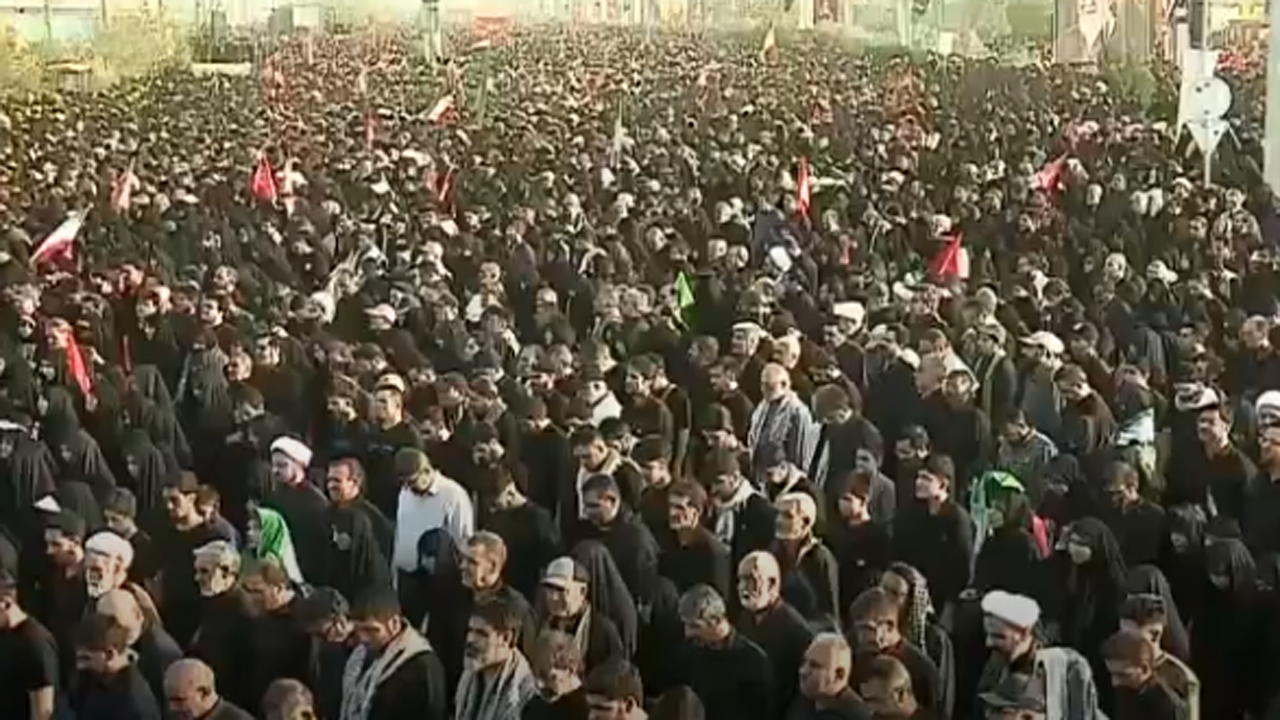 খামেনির জানাজায় কোম নগরীতে লাখো মানুষের ঢল, কফিন মিছিল