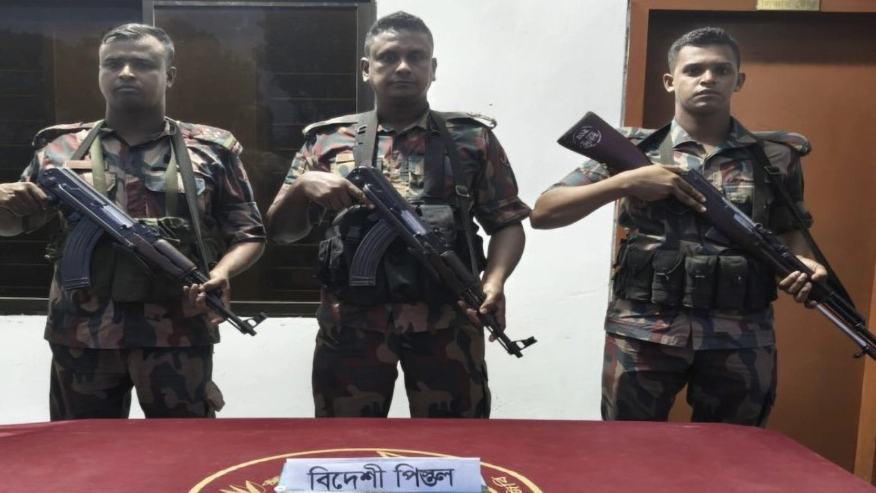 বেনাপোল থেকে বিদেশি পিস্তল, ম্যাগাজিন ও গুলি উদ্ধার করলো বিজিবি
