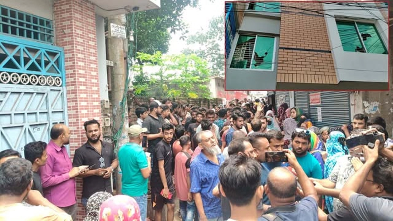 যশোরে এমপি গোলাম রসুলের বাড়ির সামনে জনতার বিক্ষোভ