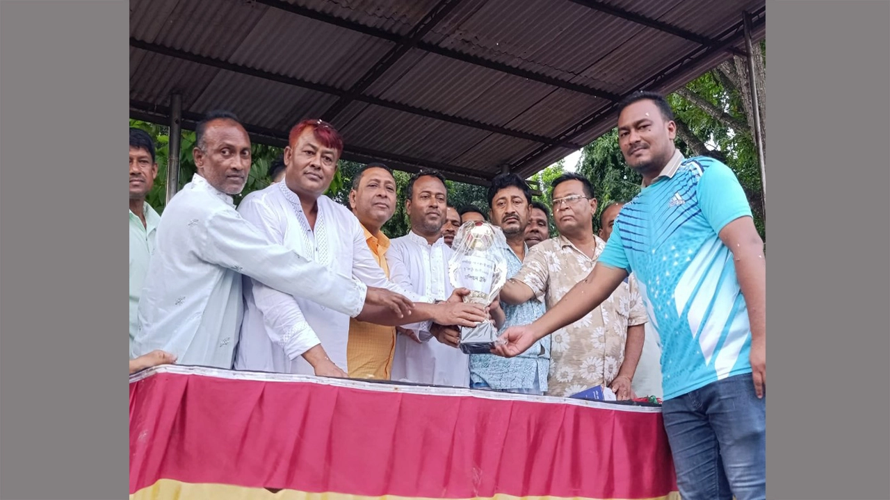 শার্শার বাগআঁচড়ায় বস্ত্রব্যবসায়ী সমিতির প্রীতি ফুটবল টুর্নামেন্ট, চ্যাম্পিয়ন হয়েছে রজনীগন্ধা