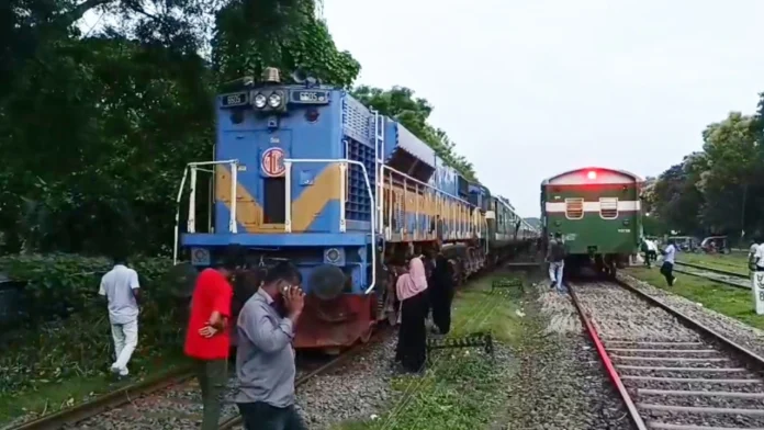 যাত্রীবাহী ট্রেন রেখে উধাও চালক এক ঘন্টাপর ফিরে ট্রেনটির যাত্রা