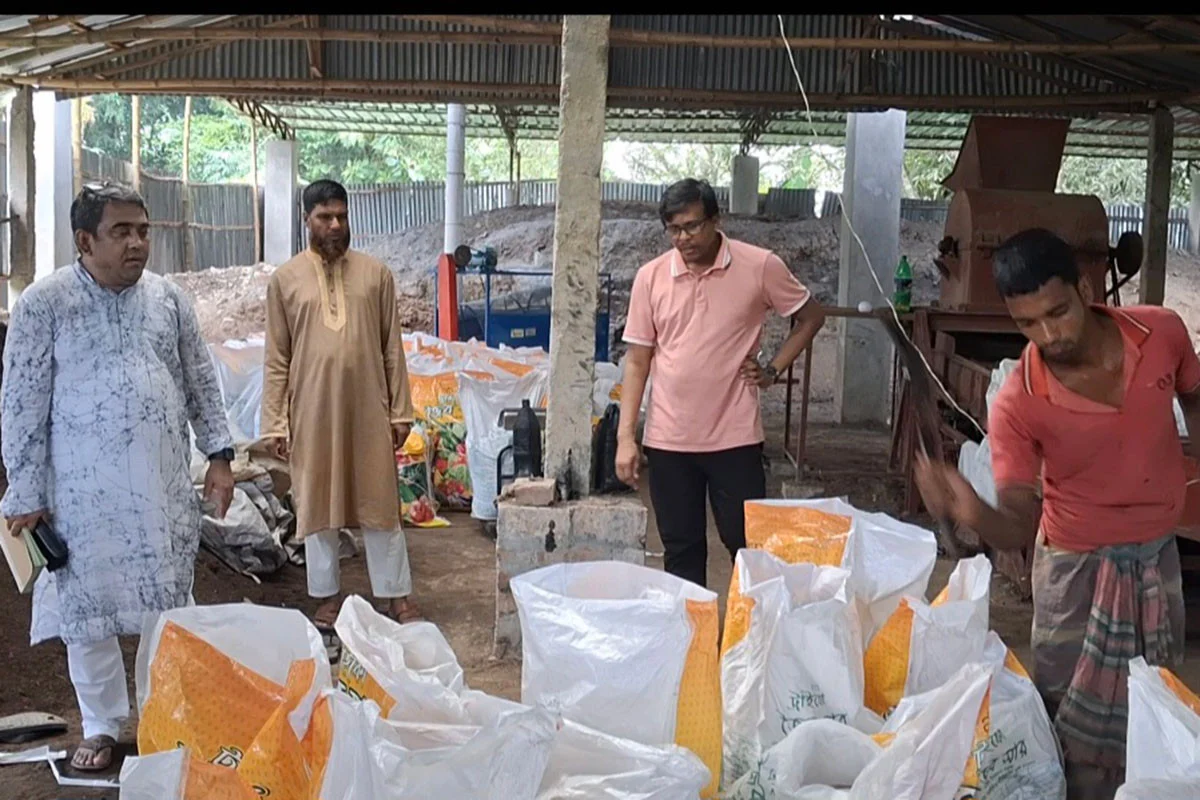 অন্য প্রতিষ্ঠানের প্যাকেটে সার বাজারজাত কারখানা মালিককে জরিমানা ভোক্তা অধিদপ্তরের 