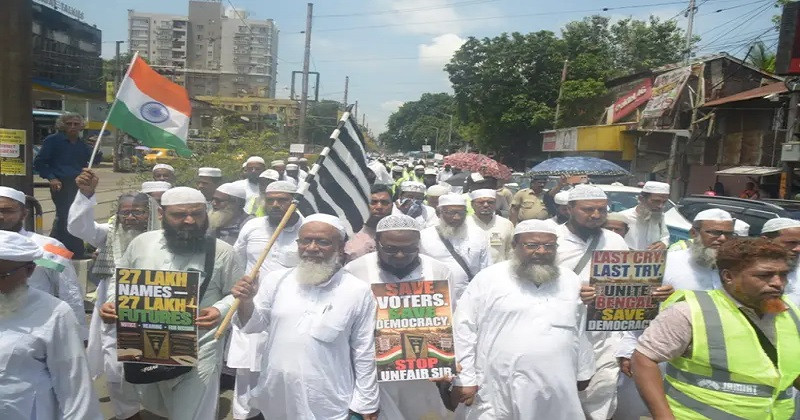 পশ্চিমবঙ্গের ভোটার তালিকায় ২৭ লাখ নাম পুনর্বহাল ও মসজিদের মাইক অপসারণের বিরুদ্ধে বিক্ষোভ কলকাতায়