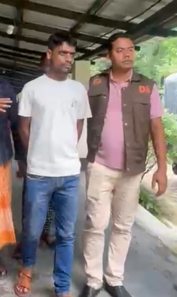 যশোরে বিজিবির পোশাক, অস্ত্র, হ্যান্ডক্যাপ ও ওয়াকিটকিসহ গ্রেফতার হওয়া সেই ডাকাতের জামিন! সচেতন মহলের ধিক্কার!