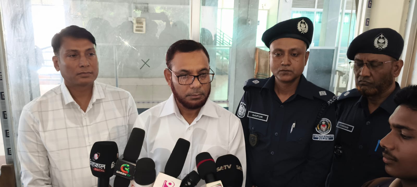 বেনাপোল ইমিগ্রেশন পরিদর্শন করলেন এসবি প্রধান সরদার নুরুল আমিন