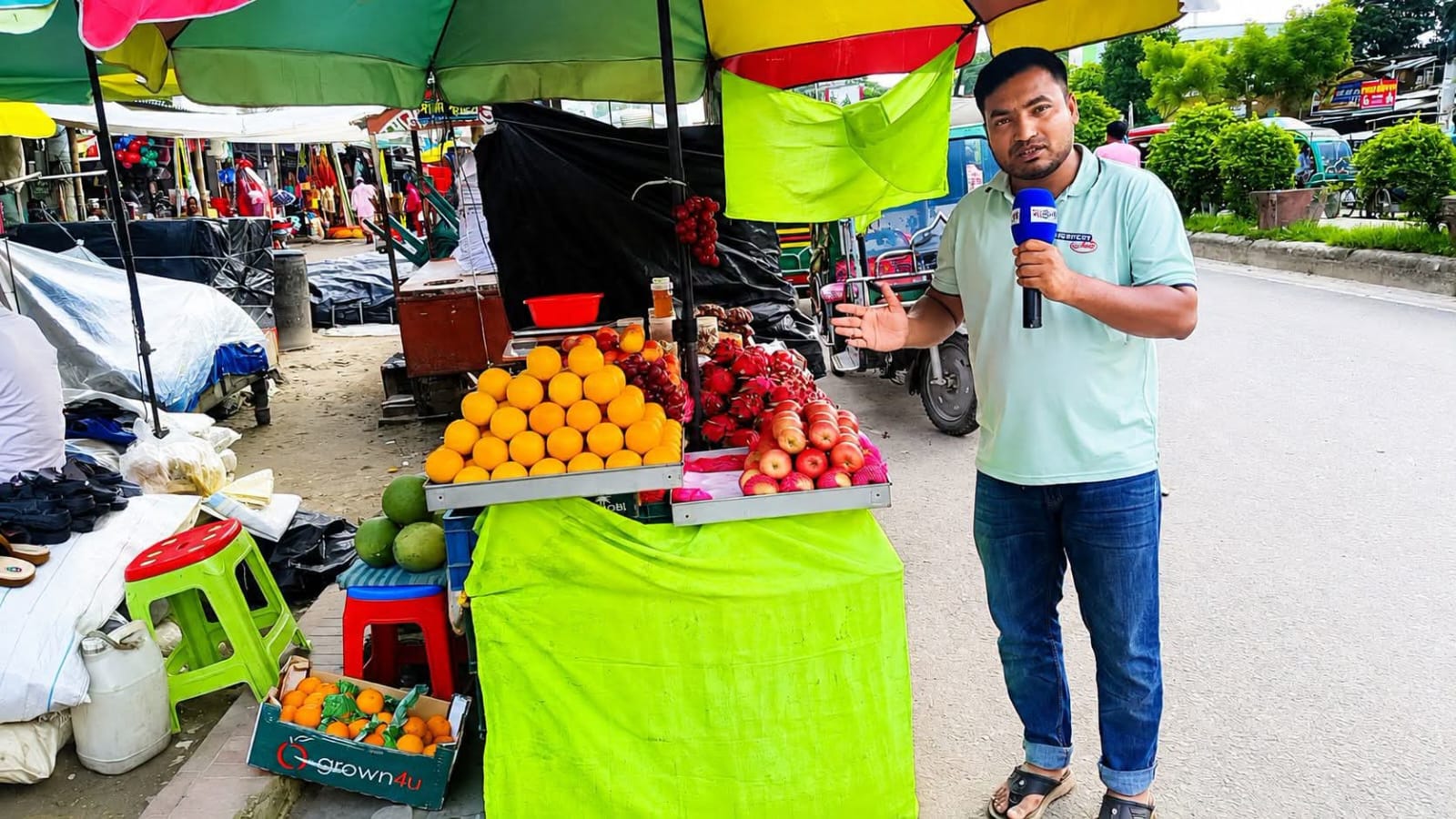 বেনাপোল বাজারের মেইন রোড এখন ফল ব্যবসায়ীদের দখলে, চলাচলে বিঘ্ন