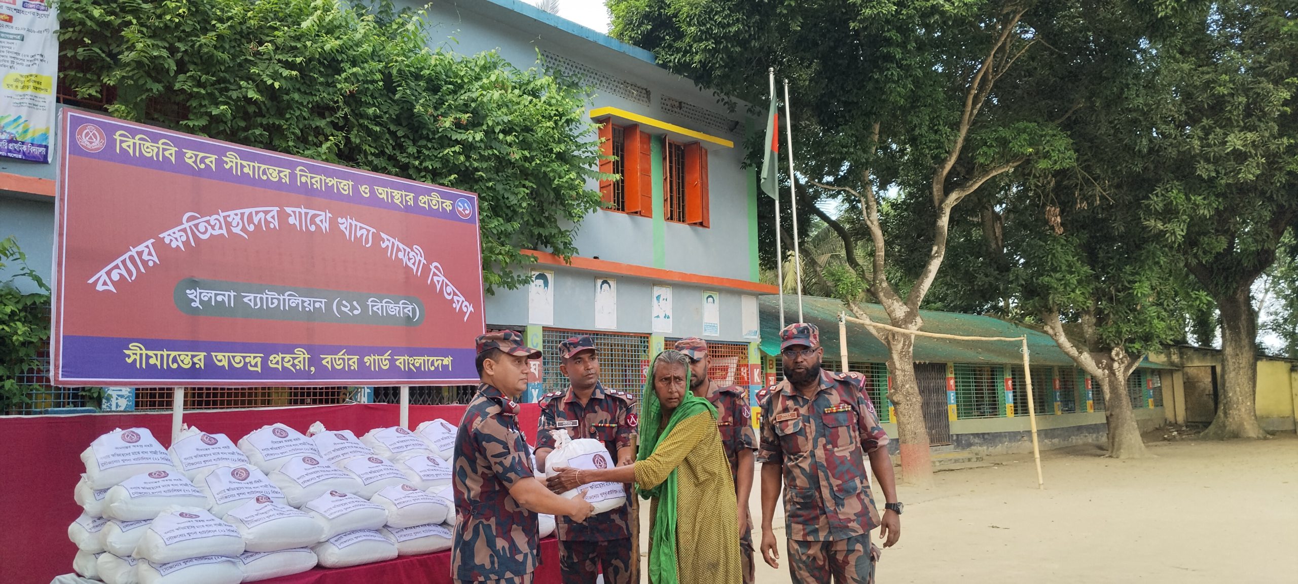 ভারতের ইছামতীর পানিতে ক্ষতিগ্রস্ত বেনাপোলের ১শ’ পরিবারকে বিজিবির ত্রাণ প্রদান