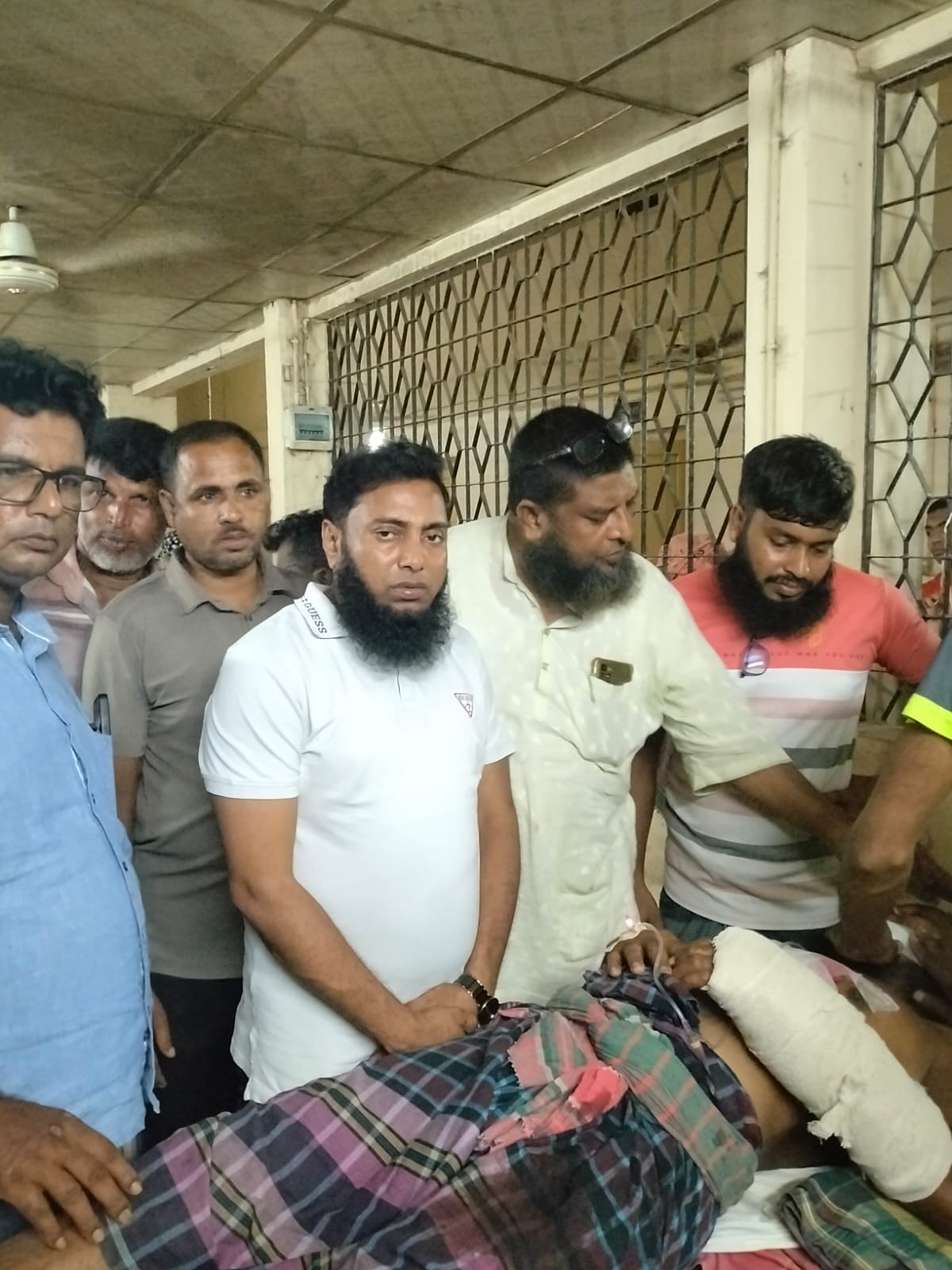 বেনাপোল বন্দরে ক্রেনে মালামাল লোড কালে দুর্ঘটনা, শ্রমিকের বুকের ওপর পড়ল ফর্কলিফটের ফিল্ম