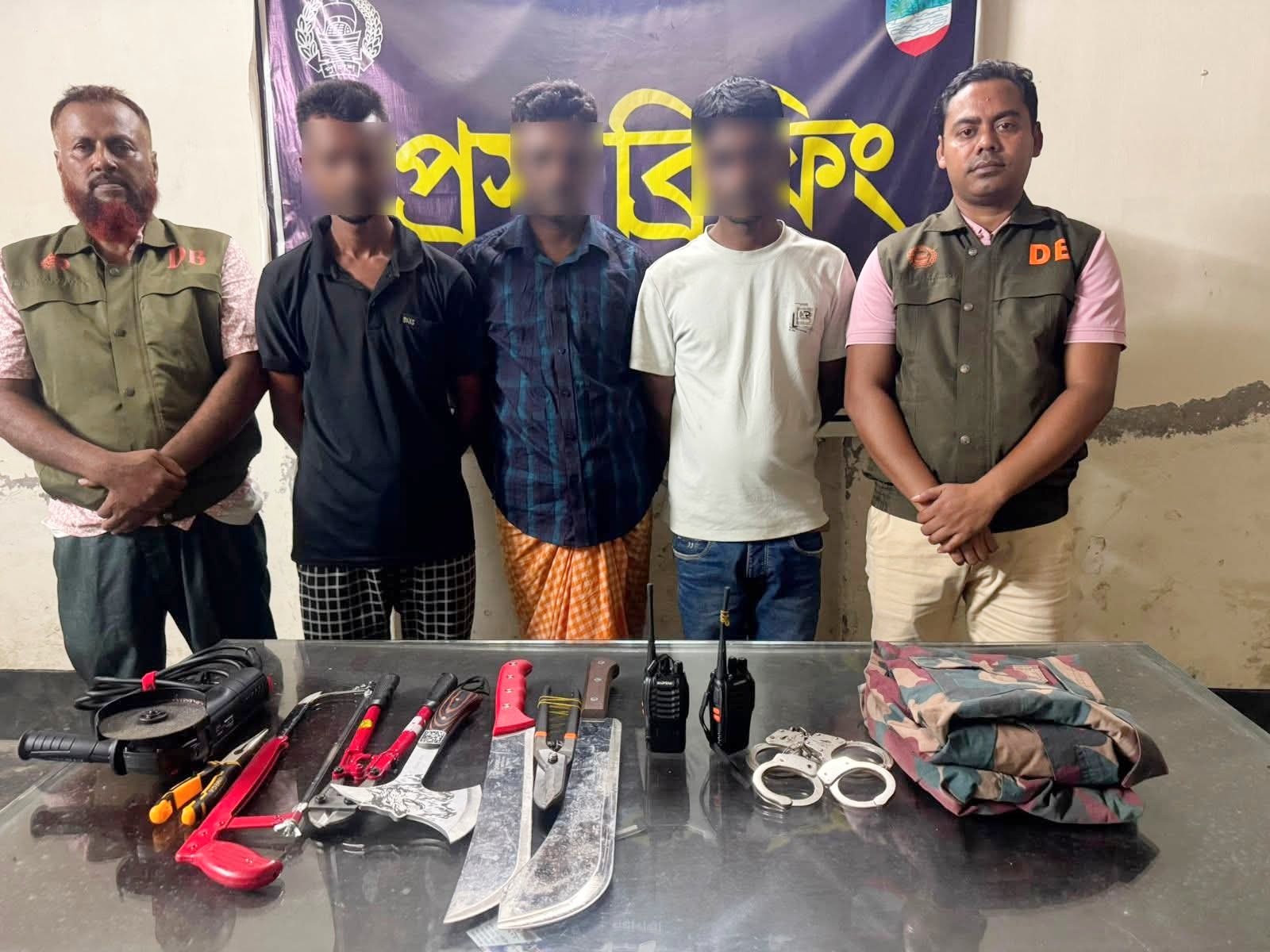 ভুয়া বিজিবি পরিচয়ে ছিনতাই ও ডাকাতির প্রস্তুতিকালে আটক-৩