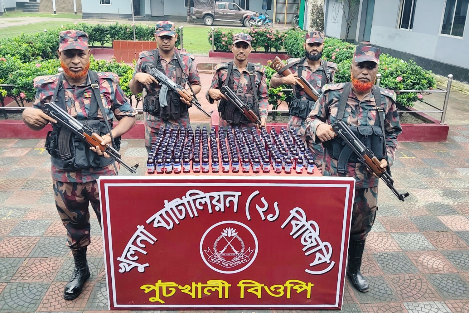 বেনাপোল পুটখালী সীমান্তে বিজিবি’র অভিযানে এসকাফ সিরাপ জব্দ