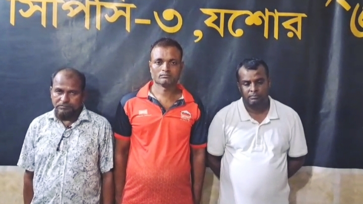 যশোরে র‍্যাবের অভিযানে মাদকসহ আটক-৩