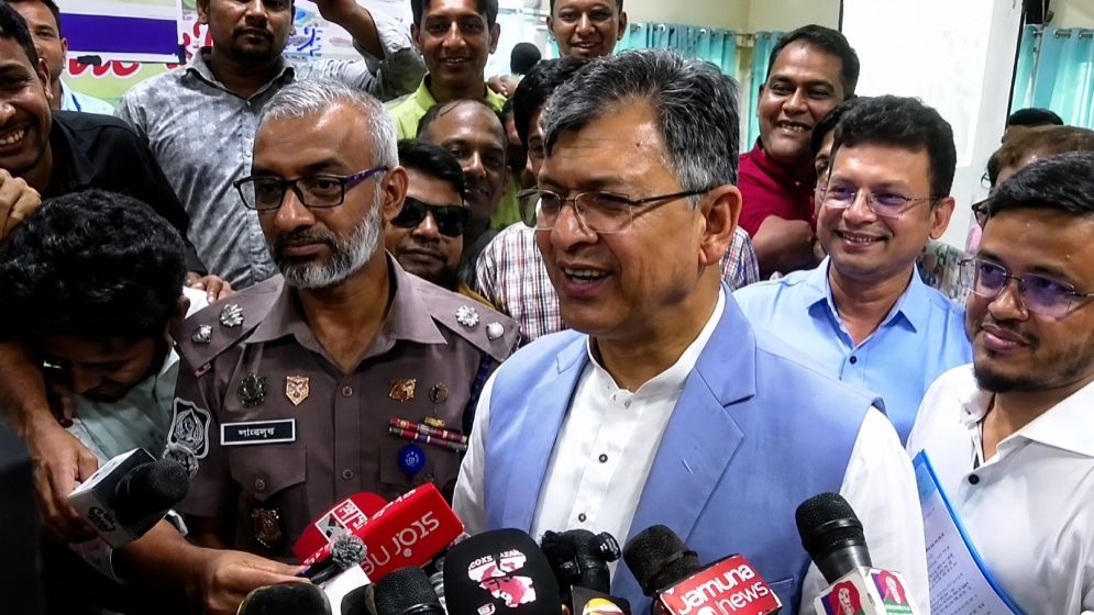 কিসের হাসিনা! চেহারা দেখা যায়না মাঝেমধ্যে শুধু আওয়াজ-টাওয়াজ শোনা যায়ঃ স্বরাষ্ট্রমন্ত্রী