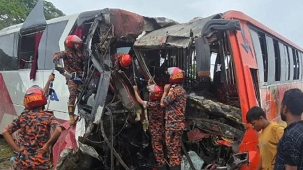 সিলেটে দু’ বাসের মুখোমুখি সংঘর্ষে নিহত-৯