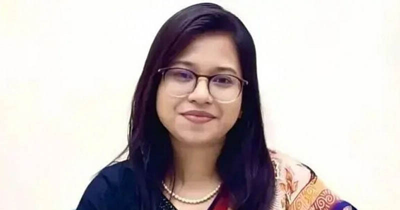 মধ্যরাতে মনিরা শারমিনের এক বিস্ফোরক স্ট্যাটাস