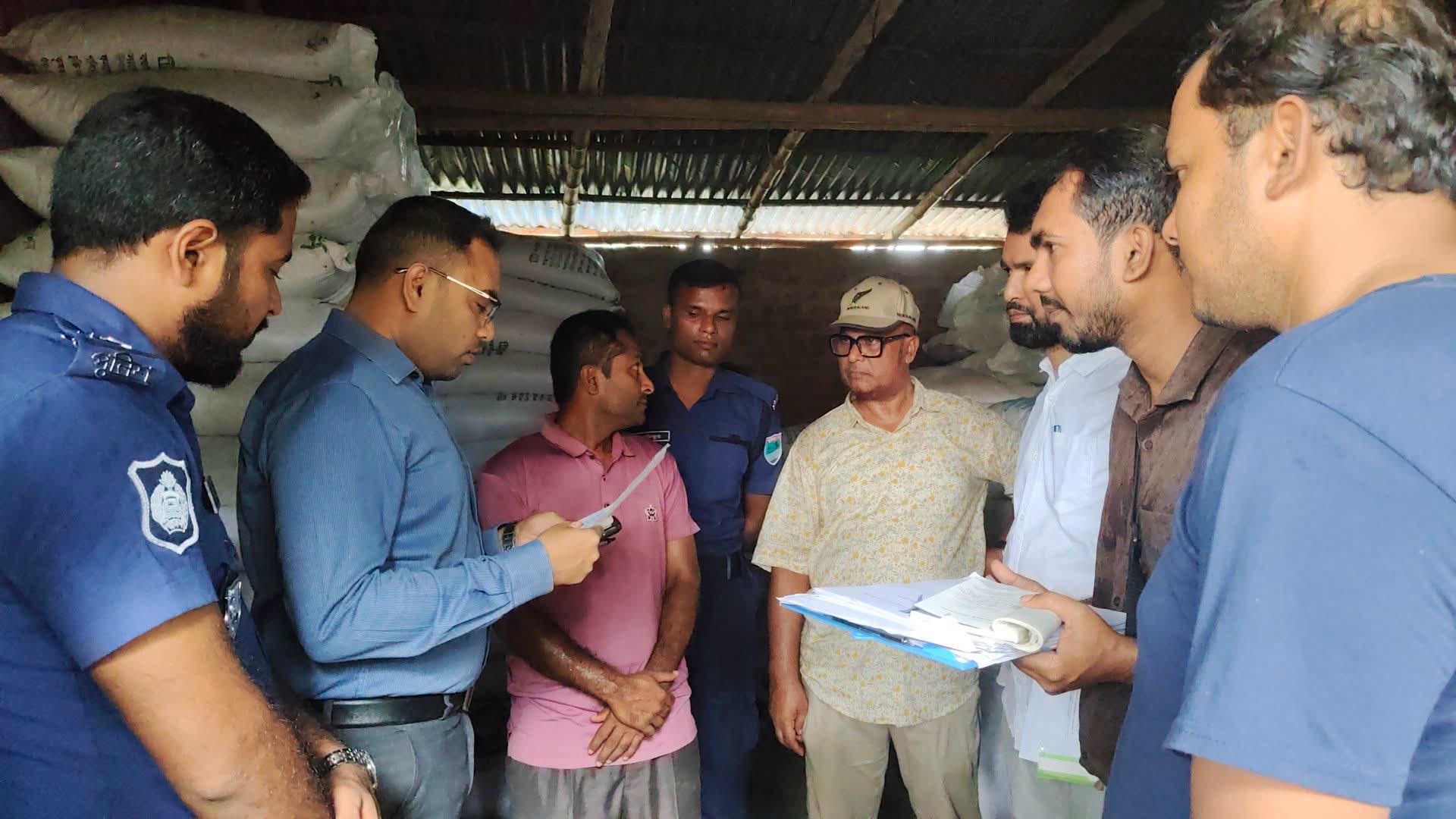 চৌগাছায় ভ্রাম্যমাণ আদালতের অভিযানে ১৩, ৫৫০ কেজি সার জব্দ