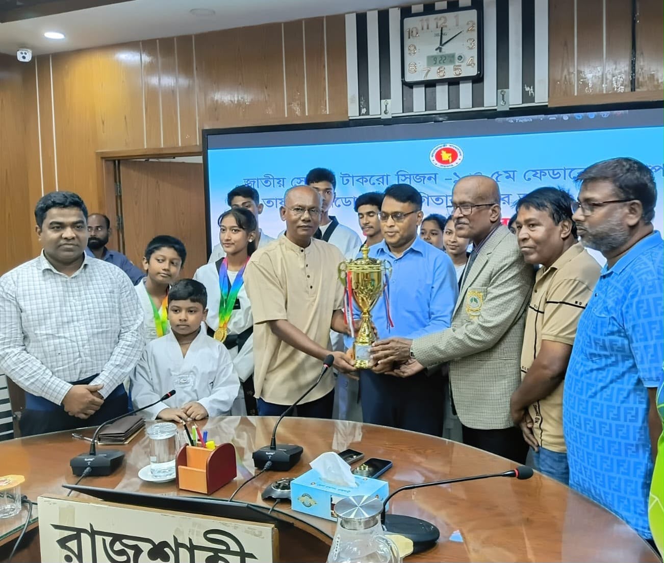 রাজশাহীর জেলা প্রশাসক মহোদয়ের হাতে পঞ্চম ফেডারেশন কাপ তায়কোয়ানডো প্রতিযোগিতার ট্রফি হস্তান্তর