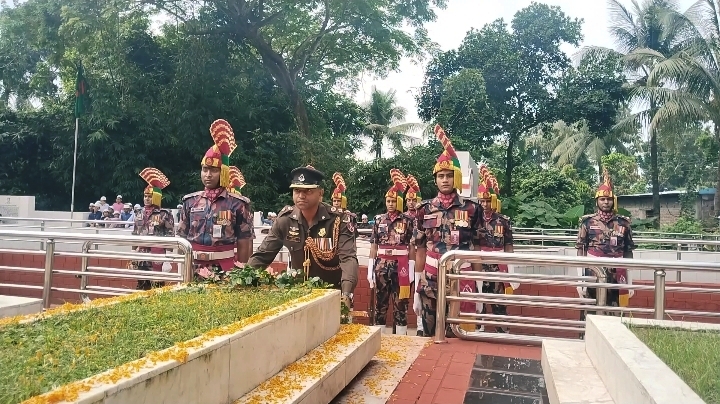 বীরশ্রেষ্ঠ নূর মোহাম্মদ’র সমাধীস্থলে বিজিবি’র পুষ্পস্তবক অর্পণ