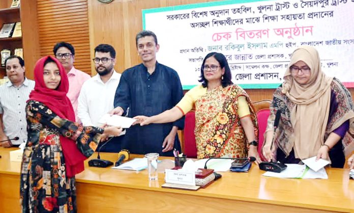 গরিব মেধাবী শিক্ষার্থীদের মাঝে শিক্ষা উপকরন ও চেক বিতরণ খুলনায়