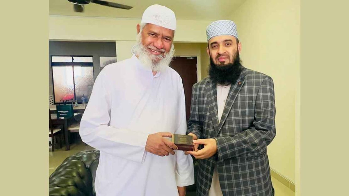 মিজানুর রহমান আজহারীকে ‘কিসওয়াতুল কাবা’ উপহার দিলেন ড জাকির নায়েক   